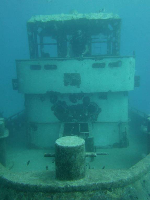 Na cabine de comando de um barco afundado no litoral sul de Bermuda